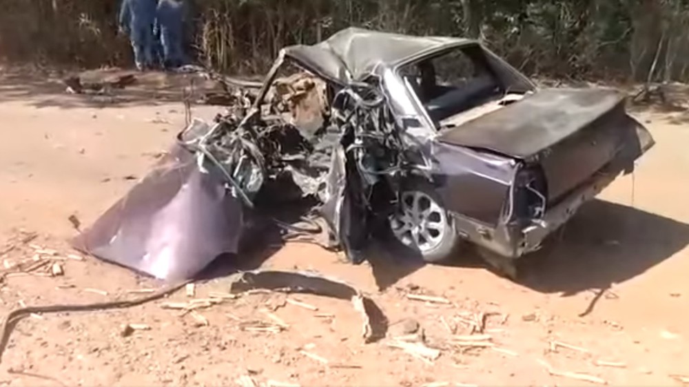 Jovem morre após bater carro contra árvore nesta segunda-feira (02)