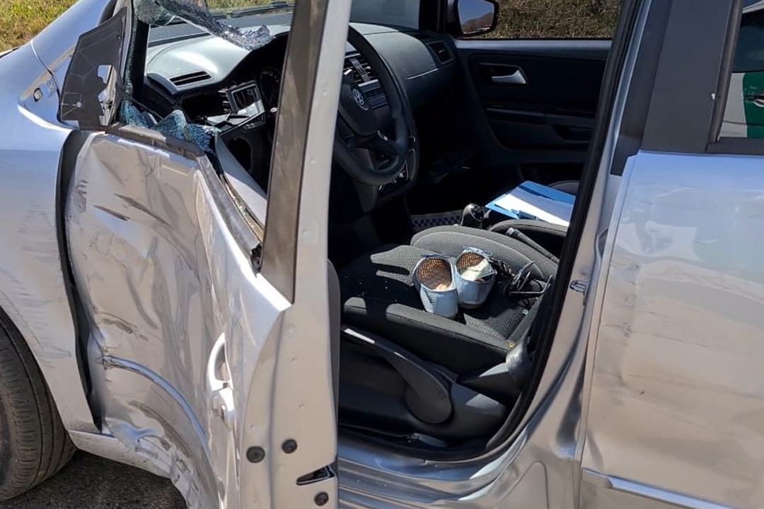 Mulher dirigindo carro com placa de Piracicaba (SP) sofre grave acidente em Capivari (SP)