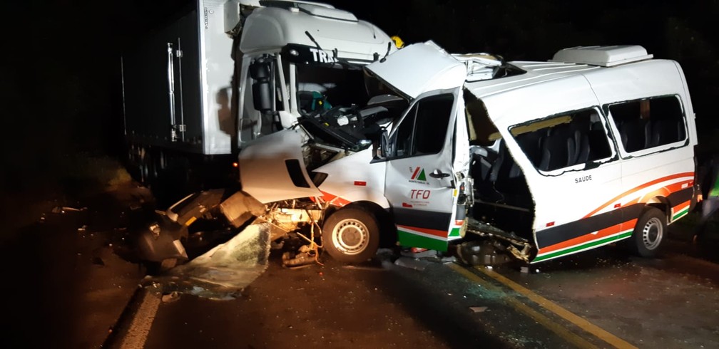 Motorista de ambulância e dois pacientes morrem após colisão em caminhão