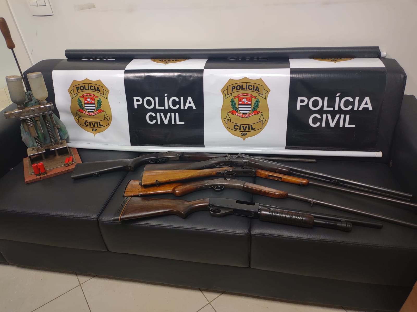 Piracicaba (SP): tratorista é preso por porte ilegal de arma de fogo; cinco cartucheiras são apreendidas