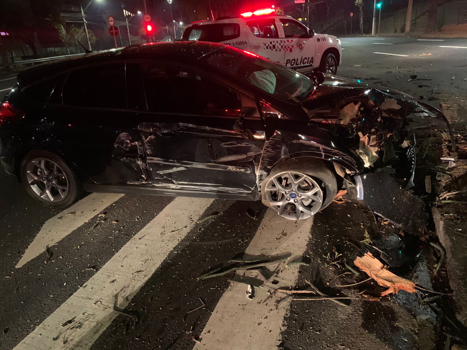 Carro fica destruído após acidente em Piracicaba (SP)