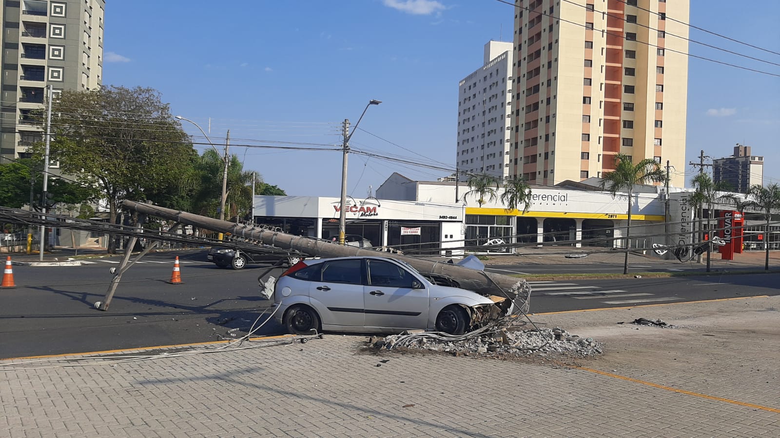 Jovem em alta velocidade ‘arranca’ poste após colisão em Piracicaba (SP)