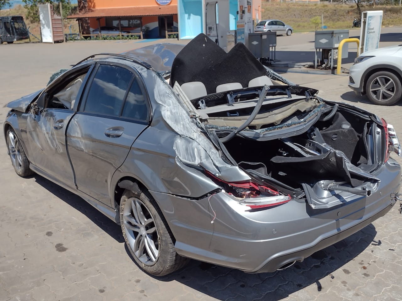 Veículo de luxo fica destruído após capotar próximo de radar em Piracicaba (SP)