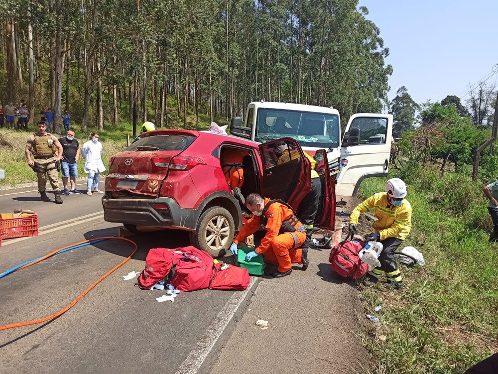 Mãe e filha morrem e criança fica ferida em batida frontal com caminhão
