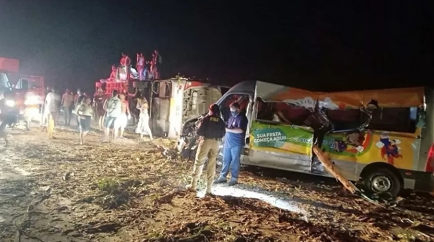 Acidente entre carreta, ônibus e van deixa 12 mortos e 17 feridos