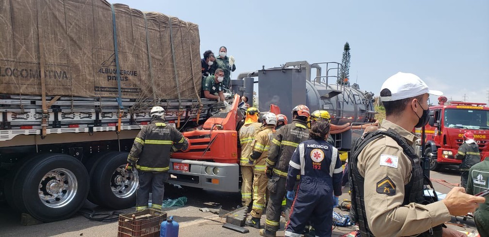 FOTOS | Acidente impressionante envolvendo duas carretas mobiliza bombeiros e helicóptero