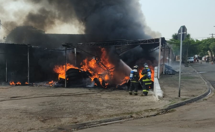 Borracharia em chamas mobiliza bombeiros em Piracicaba (SP)