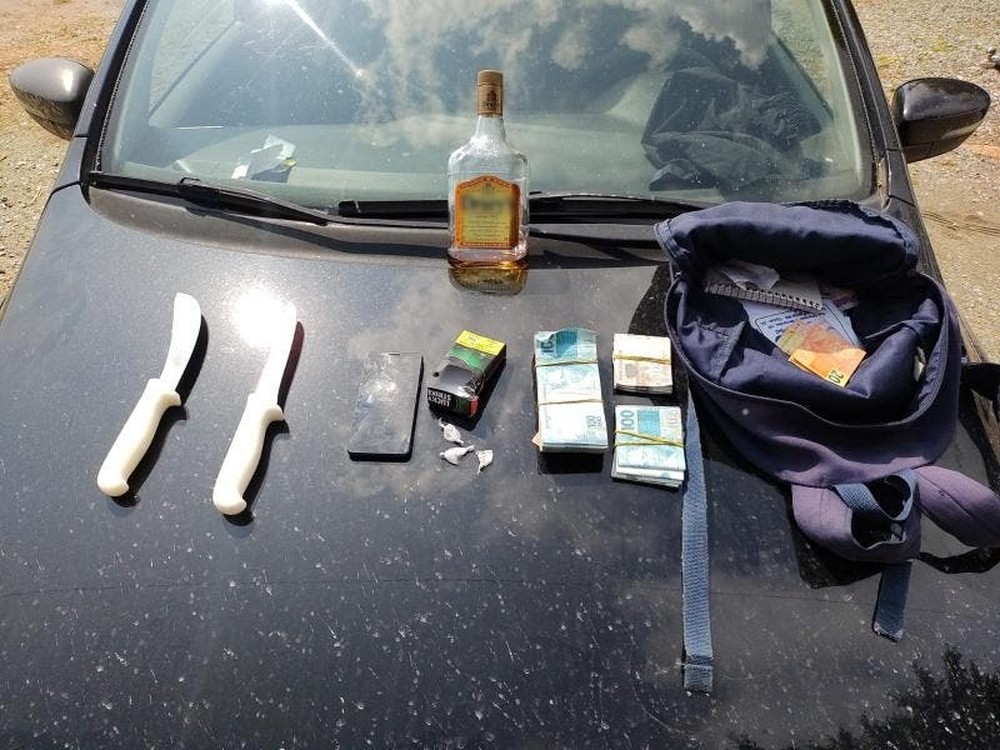 Polícia prende homem de 19 anos acusado de matar o pai enforcado