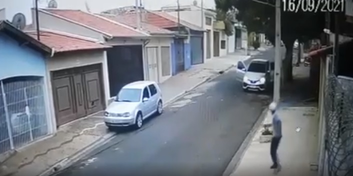 VÍDEO | Câmera registra momento em que criminosos atiram 30 vezes contra dois homens