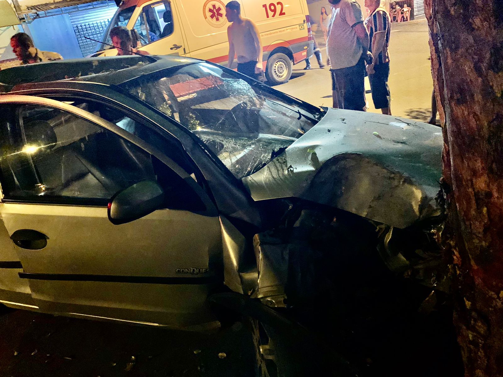 Jovem de 25 anos colide carro contra árvore em Piracicaba (SP)