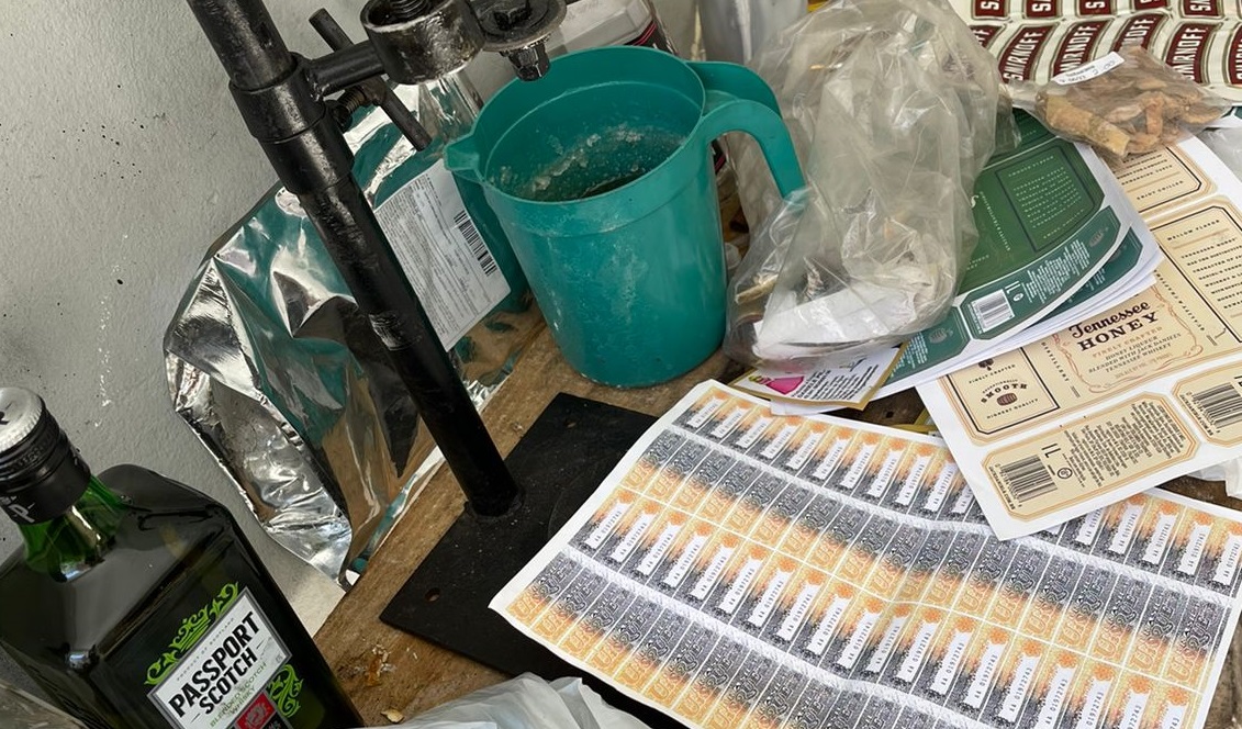 Polícia Civil localiza laboratório de falsificação de bebidas alcoólicas em Piracicaba (SP)