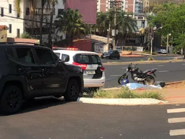 Motociclista tenta manobra proibida e morre atropelada por carro