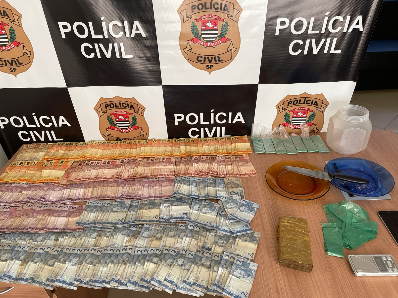 Polícia Civil apreende droga, prende traficante e indicia outros dois em Piracicaba (SP)
