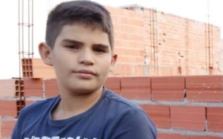 Criança de 12 anos morre após fio de pipa encostar na rede elétrica