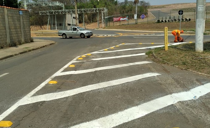 Cinquenta vias de Piracicaba (SP) recebem serviços de sinalização de trânsito