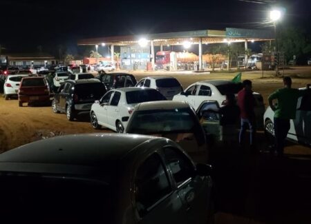 Com medo, motoristas fazem fila para abastecer carros; postos sobem o preço do combustível