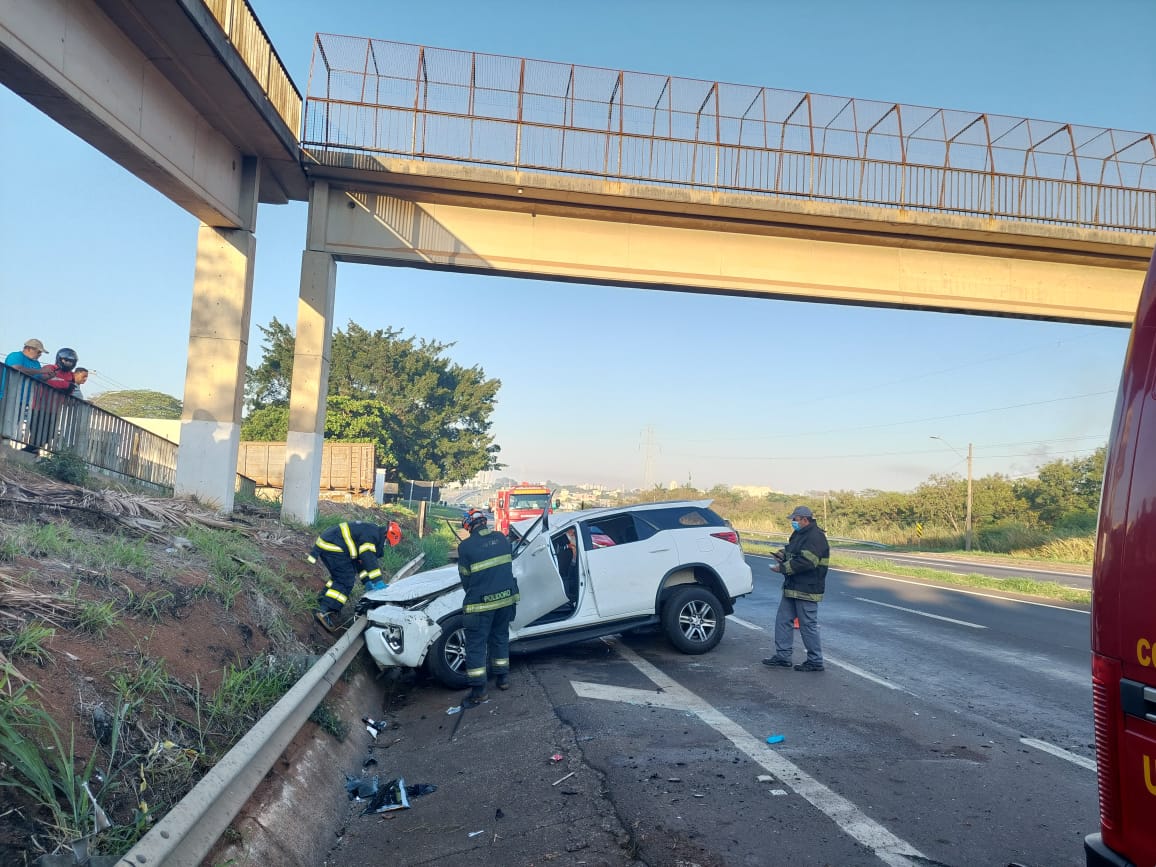 FOTOS | Capotamento de Hilux faz duas vítimas na Luiz de Queiroz