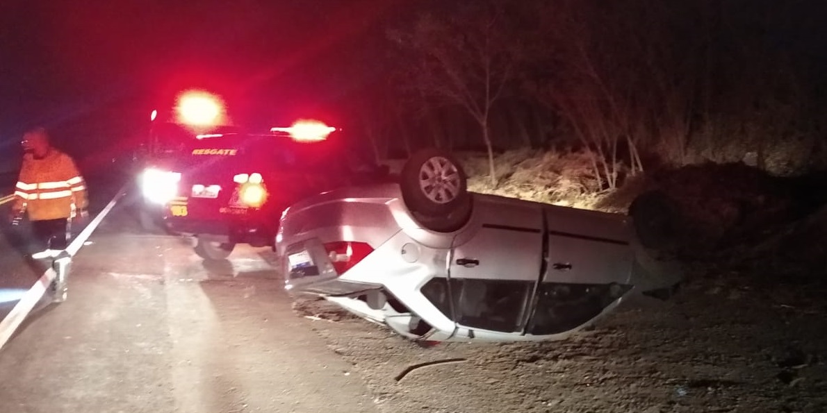 Duas pessoas ficam feridas após carro capotar em pista de Piracicaba (SP)