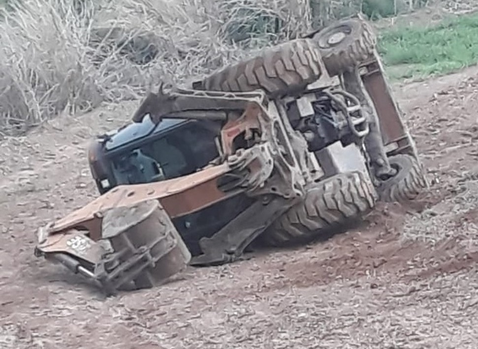 Em Piracicaba (SP), criminosos roubam trator de fazenda e tombam a máquina durante fuga