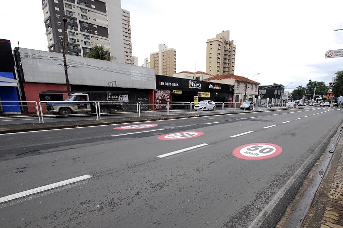 Faixa da Avenida Armando de Salles Oliveira é interditada após afundamento no asfalto