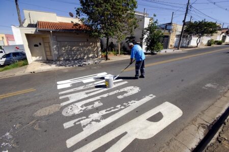 Em Piracicaba (SP), 24 bairros e 80 vias recebem reforço na sinalização