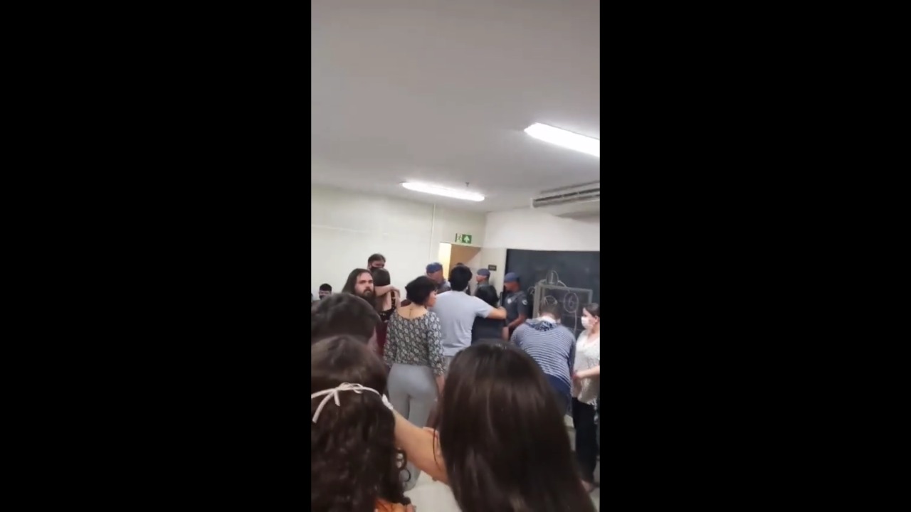 NOVOS VÍDEOS | Pessoas se escondem nos estoques das lojas; PM auxilia na evacuação de shopping