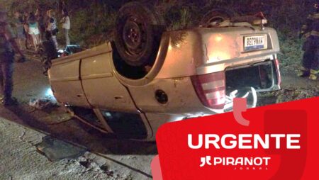 Carro com duas crianças capota em Piracicaba (SP); bombeiros e SAMU fazem socorro