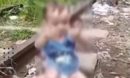 Bebê é abandonado pela mãe em linha de trem