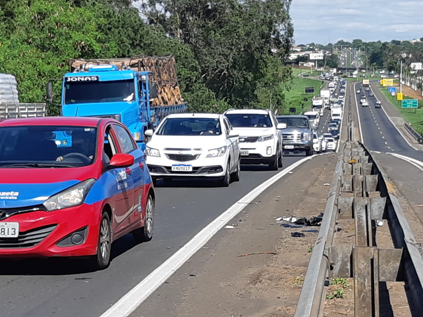 Acidente entre três veículos deixa vítimas na Rodovia Geraldo de Barros em Piracicaba (SP)
