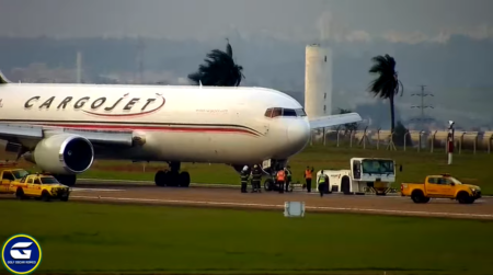 Boeing 767 tenta voar, tem nova pane, mobiliza bombeiros e fecha aeroporto em Campinas (SP)