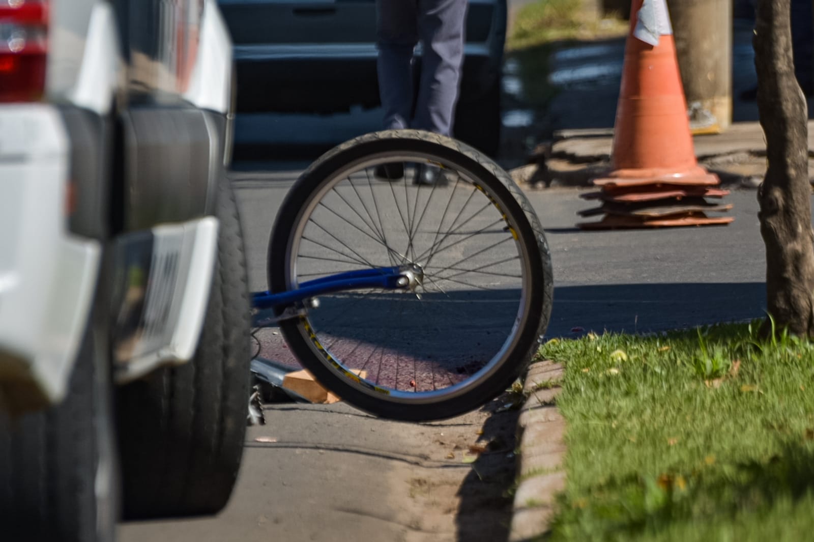 Ciclista idoso é atropelado por carro durante fuga de abordagem policial
