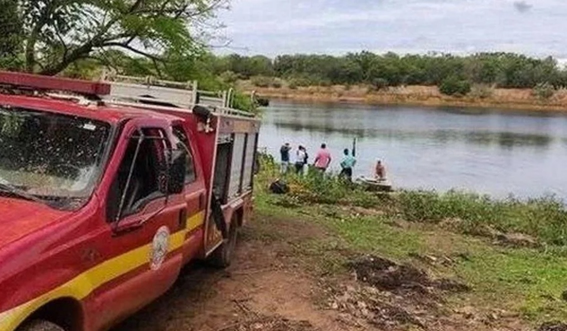 Homem pula em lago para fugir de abelhas, mas é atacado por piranhas e morre afogado