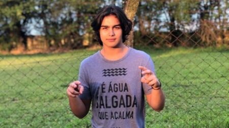 Jovem baleado na cabeça durante assalto acorda após 12 dias em coma induzido