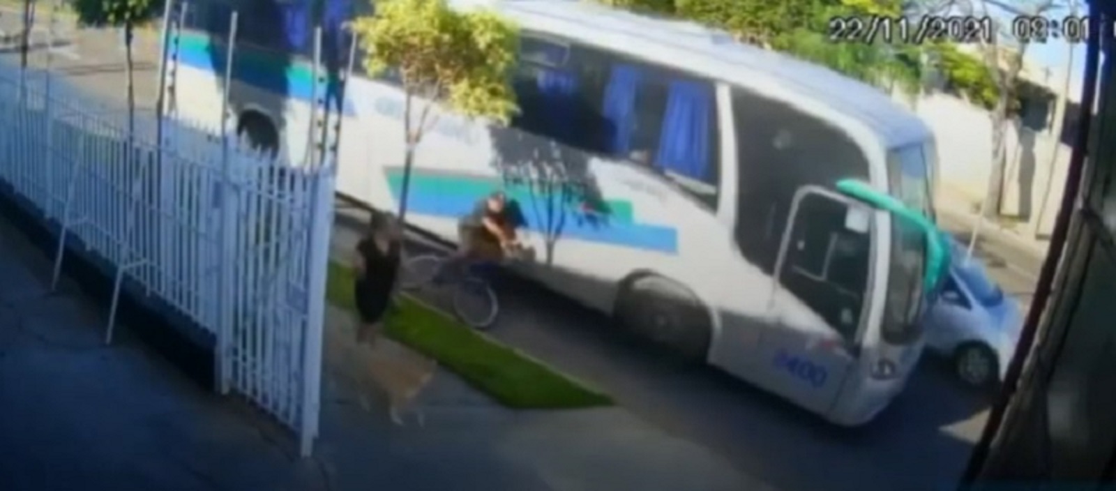 Câmeras de segurança registram momento em que ônibus atropela e mata ciclista em Piracicaba (SP)