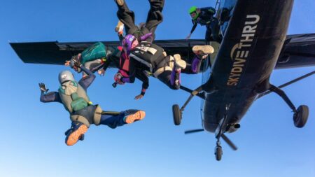 Mulheres paraquedistas treinam em Piracicaba (SP) para quebrar recordes de queda livre