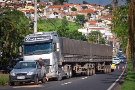 Piracicaba (SP): caminhão de nove eixos quebra em subida e é segurado por poste