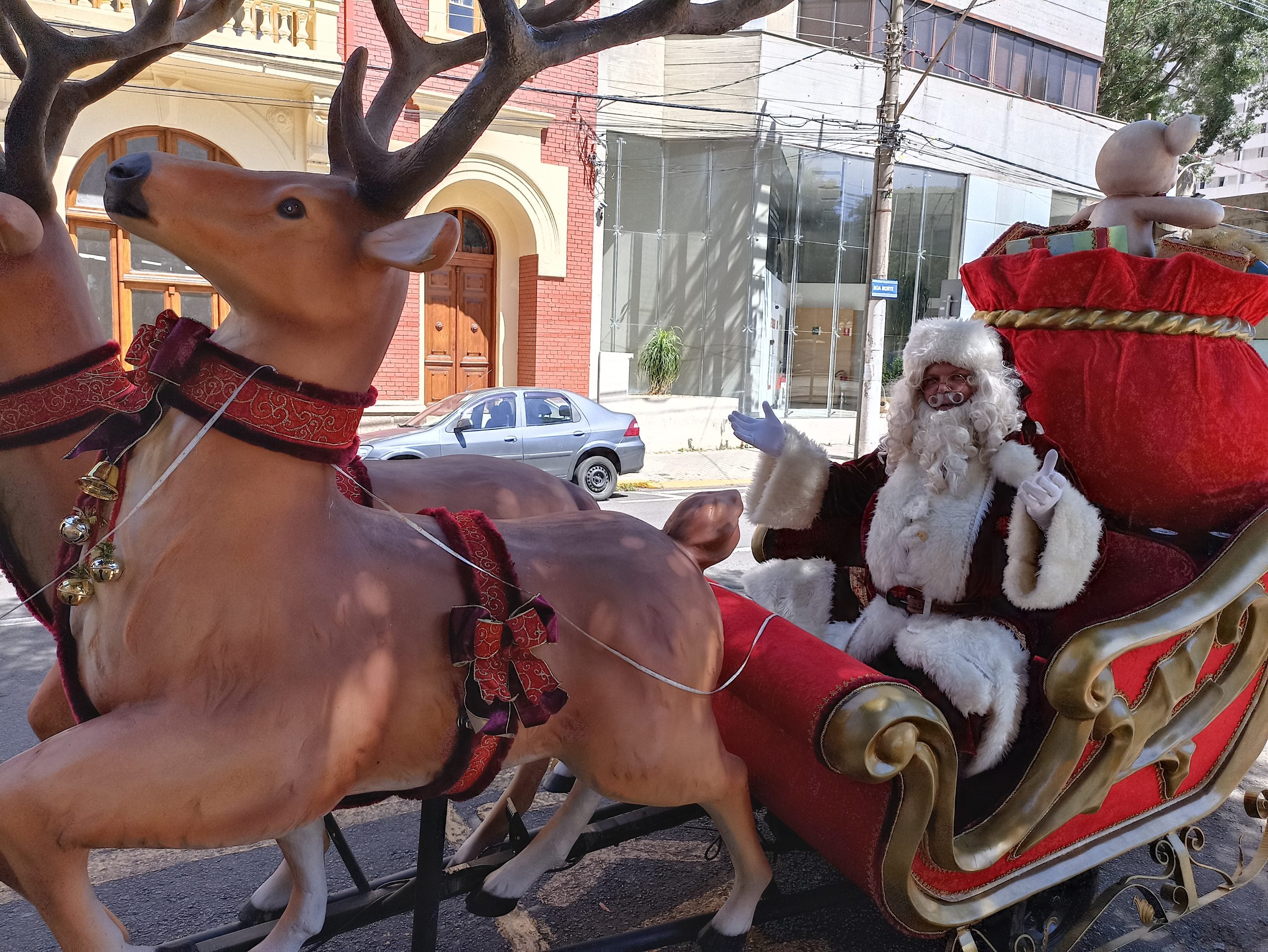 Acipi inicia programação gratuita de Natal e leva Papai Noel  às ruas da cidade