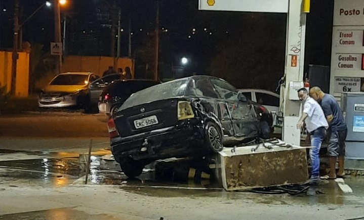 Carro desgovernado invade posto e arranca bomba de combustíveis em Piracicaba (SP)