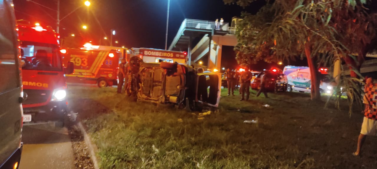 Piracicaba (SP): carro capota e mobiliza bombeiros e SAMU em rodovia