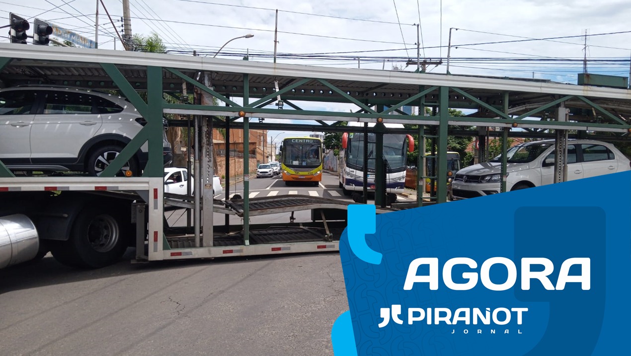 Caminhão cegonha “entala” em avenida importante do Centro de Piracicaba (SP)