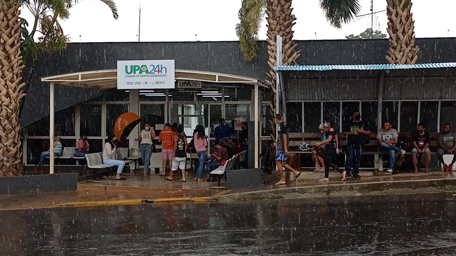 FOTOS | Pronto-socorro que atende Covid e gripe em Piracicaba (SP) amanhece “cheio”