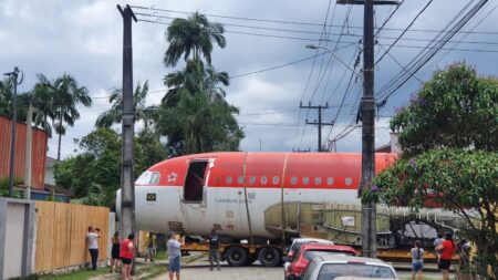 Casal “para” cidade após comprar avião de grande porte para transformar em restaurante