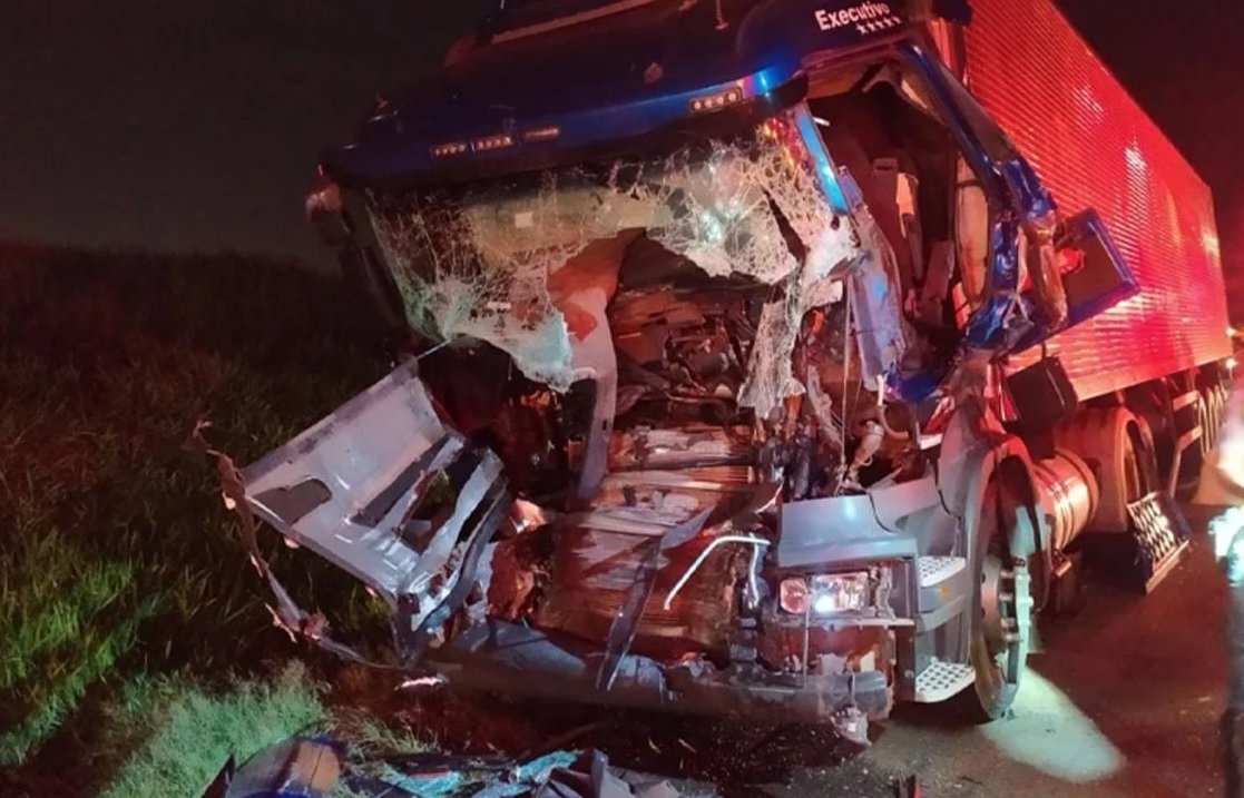 Caminhoneiro morre após colidir na traseira de outro caminhão em rodovia