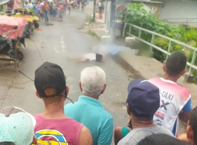 Fio se solta de poste e mata três pedestres eletrocutados