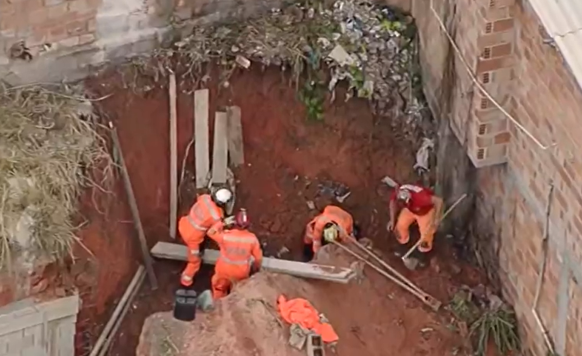 Pedreiro morre após barranco de obra desabar sobre ele e ajudante de 17 anos