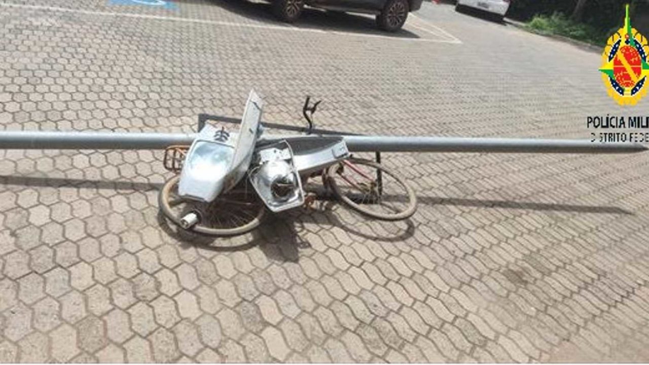 Homem furta poste do lado de base da PM e tenta transporte em bicicleta