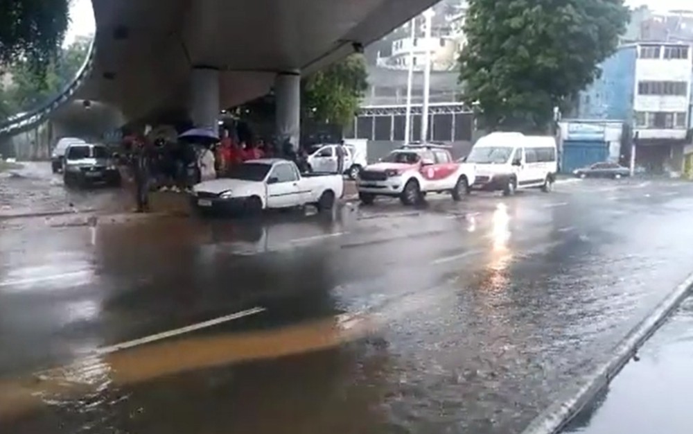 Dois homens morrem ao tentar salvar cachorro durante temporal; um segue desaparecido