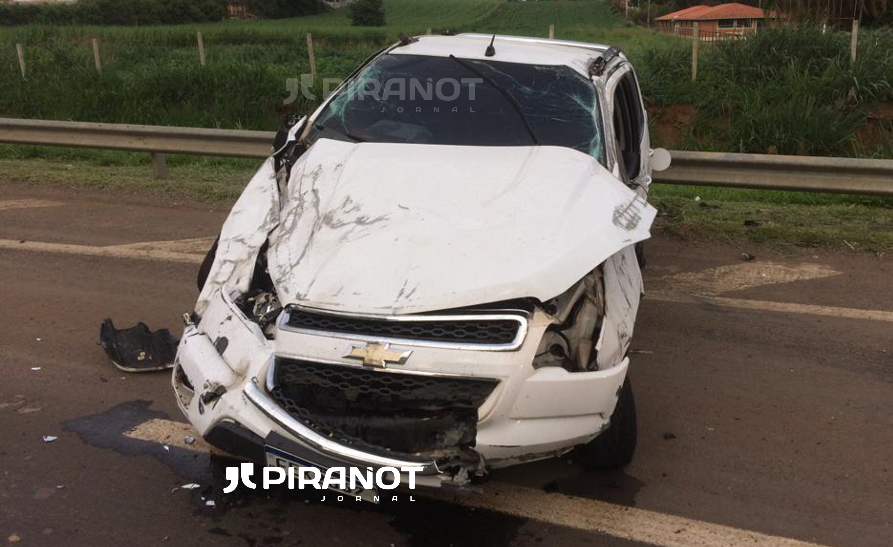 Jovem é ejetado de caminhonete após capotamento em Piracicaba (SP)