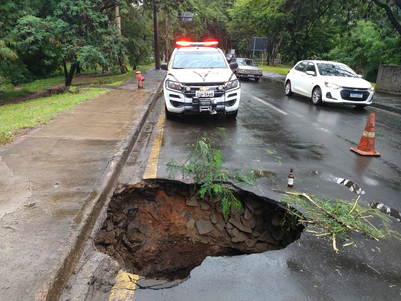Além de enchente, chuva abre buracos e dificulta abastecimento de água em Piracicaba