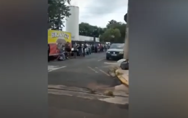 UPA Covid amanhece com fila virando quarteirões; Saúde de Piracicaba vive caos de novo